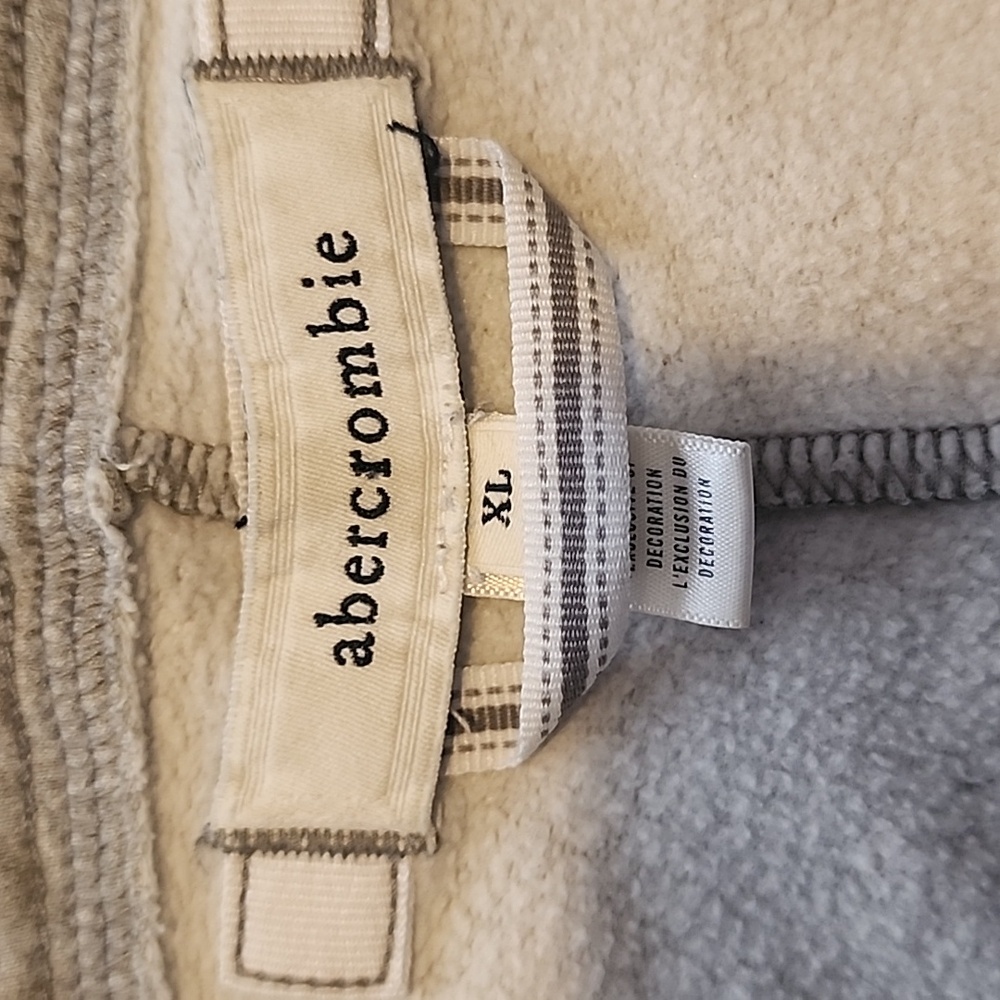 Abercrombie & Fitch Gray Fleece Shorty Shorts. Size: XL - Picture 6 of 12